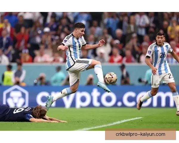 阿尔瓦雷斯在河床的表现值得关注,未来发展备受期待 阿尔瓦雷斯在河床的表现值得关注,未来发展备受期待